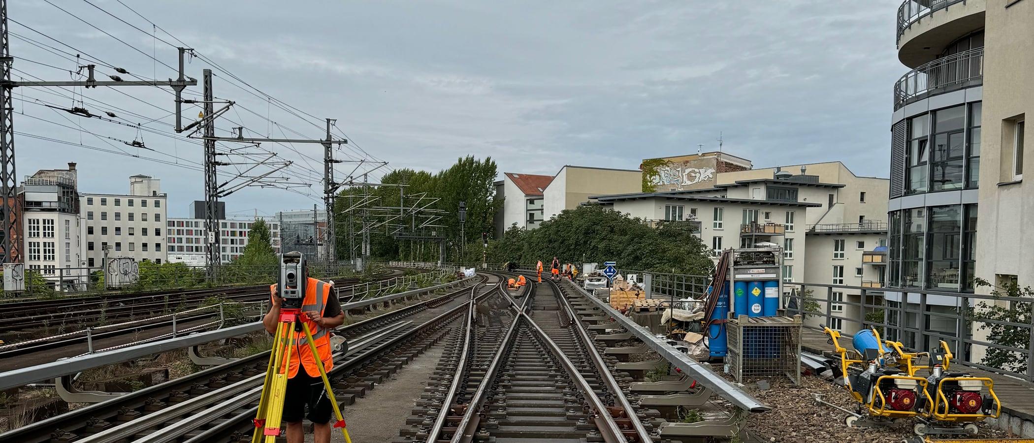 GGP-Vermesser mit Totalstation bei der Ingenieurvermessung am Gleis