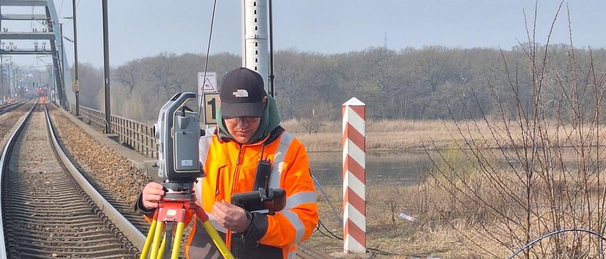 GGP-Vermesser mit Totalstation bei der Gleisvermessung an einer DB-Strecke