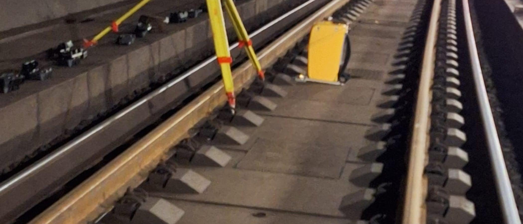 Gleise in einem Eisenbahntunnel, typische Engstelle mit eingeschränktem Lichtraum