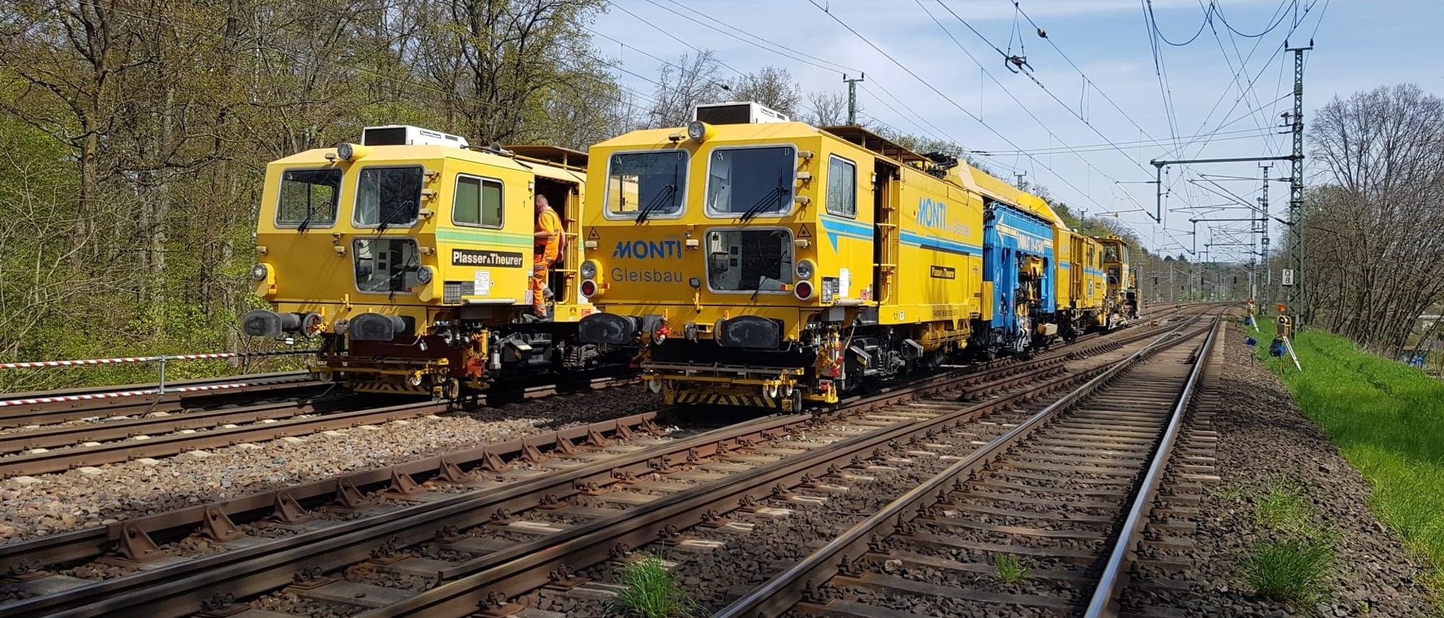 Gleisstopfmaschine im Einsatz auf einer DB-Strecke
